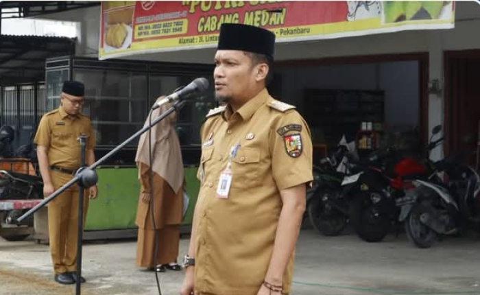 Gelar Upacara Bendera, Camat Kulim Tegaskan Kedisiplinan Untuk Tingkatkan Kinerja Pelayanan Masyarakat