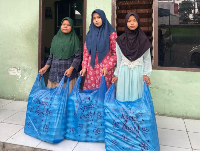 Jumat Berkah di Medan, Grand Dragon dan New Paragon Pekanbaru Salurkan 225 Bungkus Nasi