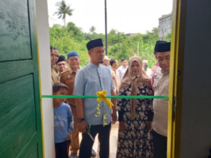 Wako Agung Salurkan Bantuan 2 RLH ke Warga Tenayan Raya