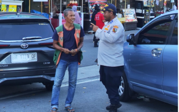 Dishub Pekanbaru Ingatkan Jukir Jangan Biarkan Kendaraan Parkir Berlapis