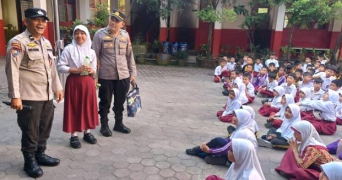 Polresta Pekanbaru Sosialisasikan Program Green Policing di SDN 134 Kelurahan Sago