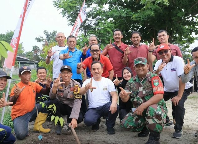 Kadiskes Pekanbaru Bersama Pemuda Tuah Madani Bergerak Bersihkan Lingkungan