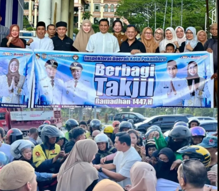 Inspektorat Pekanbaru Berbagi Takjil Untuk Pengguna Jalan di Purna MTQ Sudirman