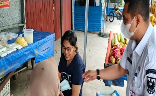 Kecamatan Tenayan Raya Bersama Lintas Sektor Bagikan Ribuan Masker Gratis Kepada Masyarakat