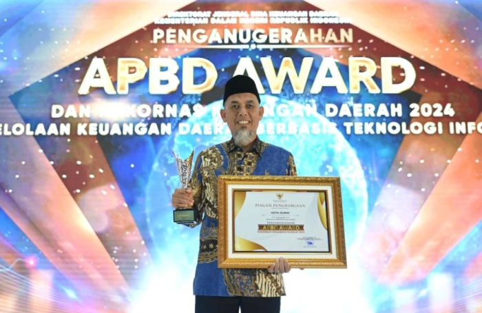 Realisasi Peningkatan PAD Tertinggi Secara Nasional, Wako H Paisal Terima Anugerah APBD Award Kemendagri RI