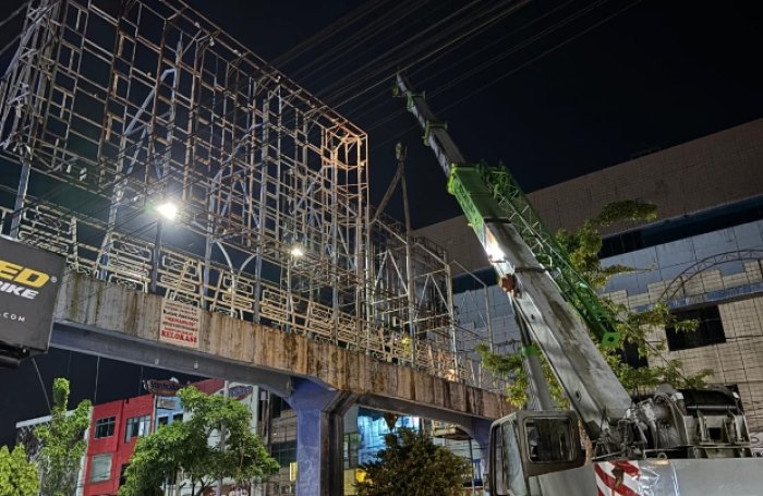 Tim Gabungan Pemko Pekanbaru Bongkar JPO di Tuanku Tambusai