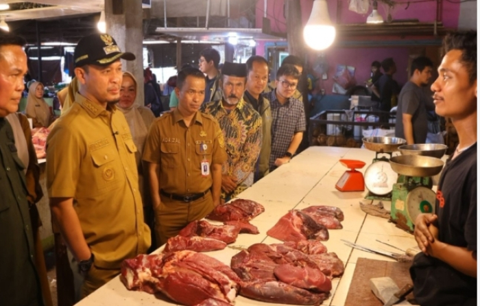 Wako Pekanbaru Didampingi Plt Kadis DKP Turun ke Pasar Dupa, Pastikan Stok dan Harga Sembako Stabil Jelang Idul Adha