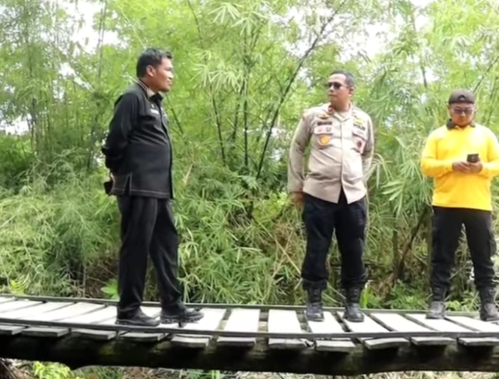 Camat Fajri Adha Pantau Gotong Royong Pembangunan Jembatan Merah Putih Bersama Kapolsek Kulim di Pematang Kapau