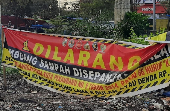 Membandel, Tim DLHK Kota Pekanbaru Tutup TPS Liar di Jalan Delima