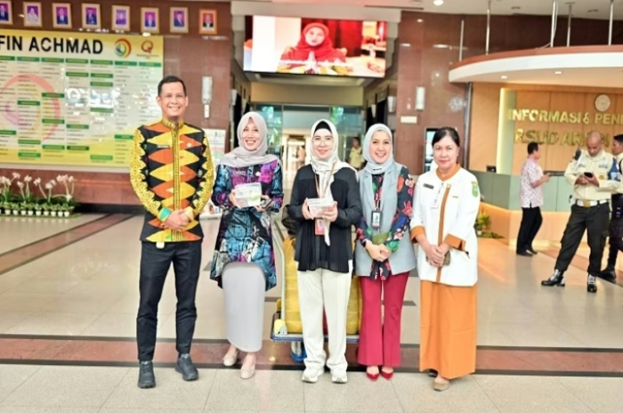 BRK Syariah Berbagi Takjil di Hari Pertama Ramadan untuk Pasien dan Penunggu Kelas III RSUD Arifin Achmad