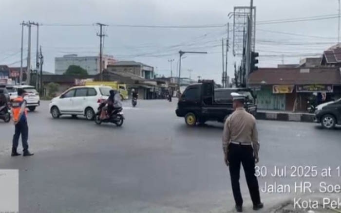 Atur Arus Lalu Lintas dan Cegah Gepeng, Dishub Pekanbaru Tempatkan Petugas di Simpang Garuda Sakti