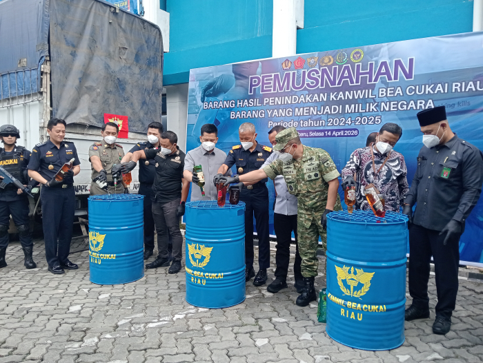 Perangi Penyelundupan Dan Peredaran Rokok Ilegal, Bea Cukai Riau Musnahkan Barang Ilegal Senilai Rp 44.8 Milyar