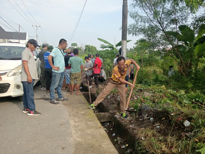 Lurah Suwandi Pimpin Goro Massal Masyarakat Pebatuan Jelang HUT Pekanbaru ke 242