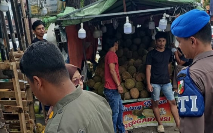 Satpol PP Pekanbaru Tertibkan PKL yang Berjualan Hingga Badan Jalan Arifin Achmad