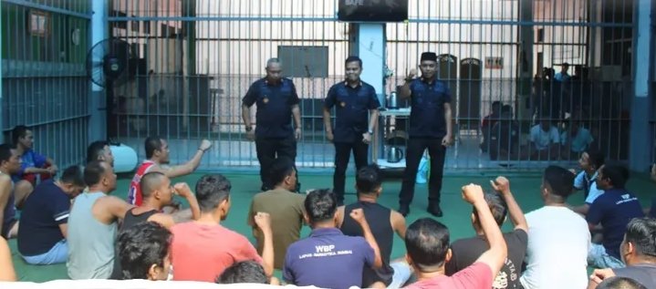 Jalin Komunikasi Dengan WBP, Petugas Lapas Narkotika Rumbai Sambangi Blok Hunian