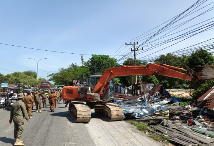 Satpol PP Pekanbaru Sapu Bersih Lapak PKL di Sepanjang Jalan HR Soebrantas