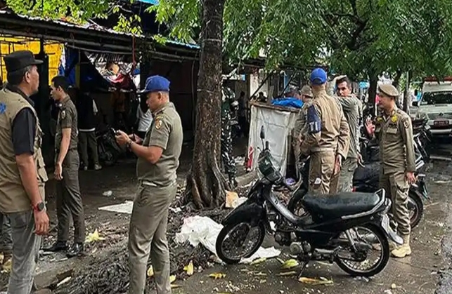 Personel Satpol PP Pekanbaru Membantu Pengawasan Selama Overlay Jalan Teratai