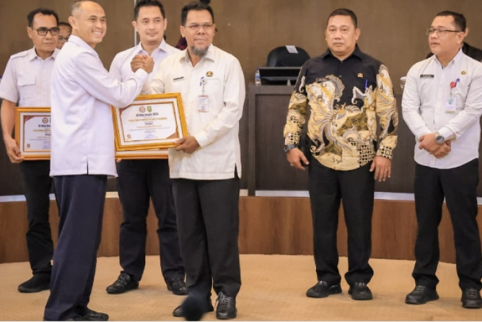 Raih Predikat Informatif, Kominfo Pemko Pekanbaru Terima Penghargaan dari KI Riau Award 2025