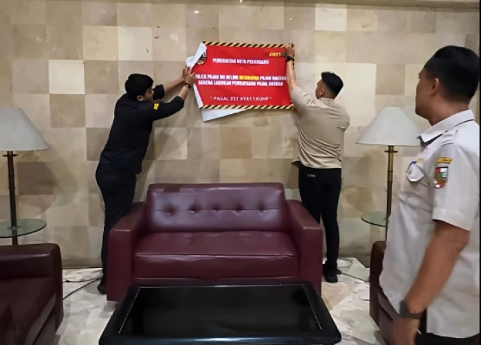 Bapenda Pekanbaru Pasang Stiker Tunggakan Pajak ke Hotel di Sudirman