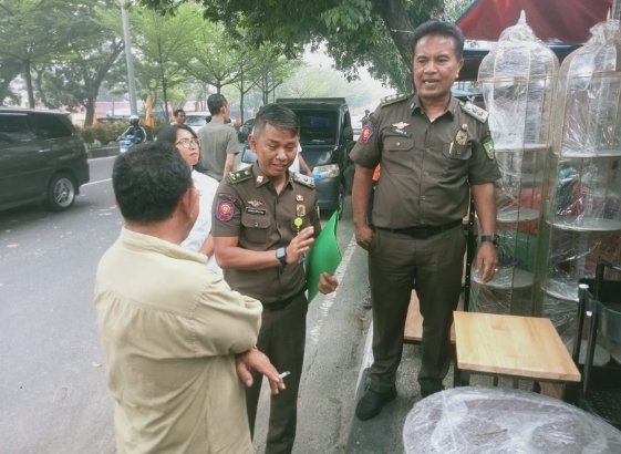 Diduga Ambil Hak Pejalan Kaki, Toko Mebel Ditegur Satpol PP Riau