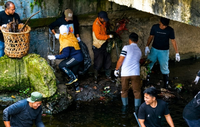 DLHK Pekanbaru Bersama BEM UNRI Goro Bersihkan Sungai Sail dari Sampah