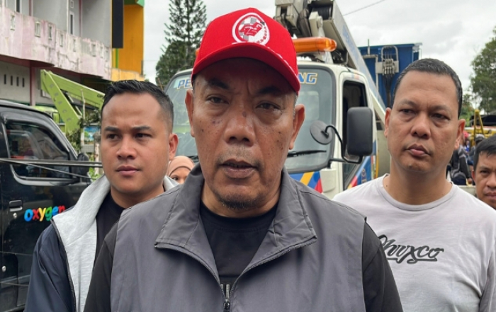 Pj Sekdako Pekanbaru Pantau Langsung Evakuasi Dua Tiang Kabel FO Tumbang