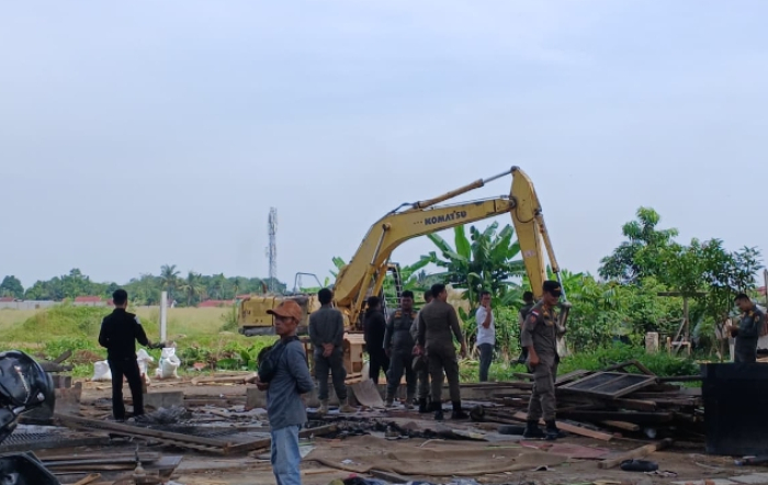 Pemko Pekanbaru Tertibkan 15 Rumah di Lahan Aset Daerah Bawah Jembatan Siak I, Akan Dibangun RTHB