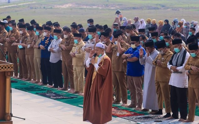 Bersujud Memohon Hujan, Sekdako Pekanbaru Salat Istisqa Bersama Ratusan Pegawai