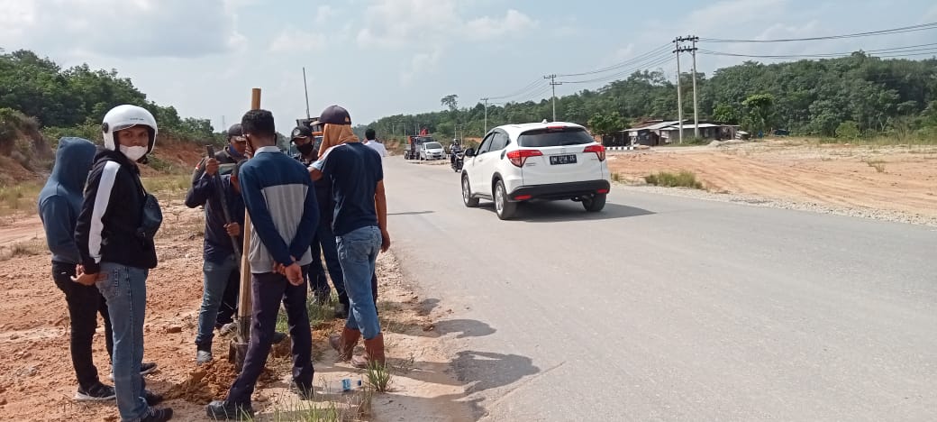Dishub Pekanbaru Pasang Tiang PJU Baru Menuju Perkantoran WalikotaÂ 