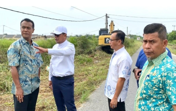 Bupati Pelalawan Tinjau Pembersihan Drainase di Pangkalan Kerinci Guna Antisipasi Banjir
