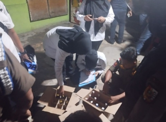Mantap! Kasatpol PP Yuliarso Amankan Puluhan Botol Miras di Pekanbaru