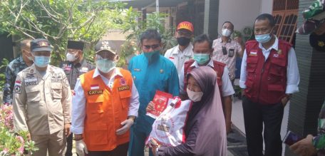 Bupati Kampar Serahkan Bantuan Presiden Kepada Warga Isolasi Mandiri Gejala Reaktif Covid 19