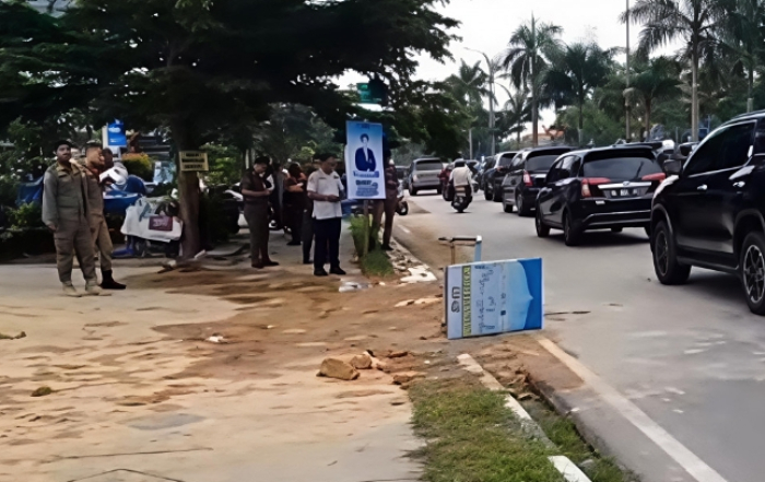 Ceceran Tanah Timbun di Jalan Sudirman Buat Pemotor Celaka, Satpol PP Pekanbaru Turun dan Sanksi Pemilik
