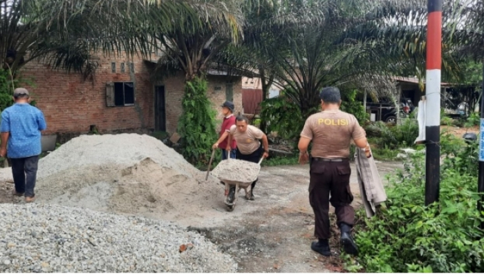 Polsek Kulim Gotong Royong Bangun Jembatan Merah Putih, Warga Antusias