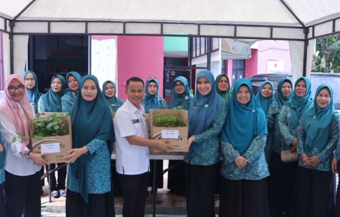 Sukseskan Lomba Aku Hatinya PKK, DKP Pekanbaru Bagikan Ratusan Bibit Cabai dan Terong