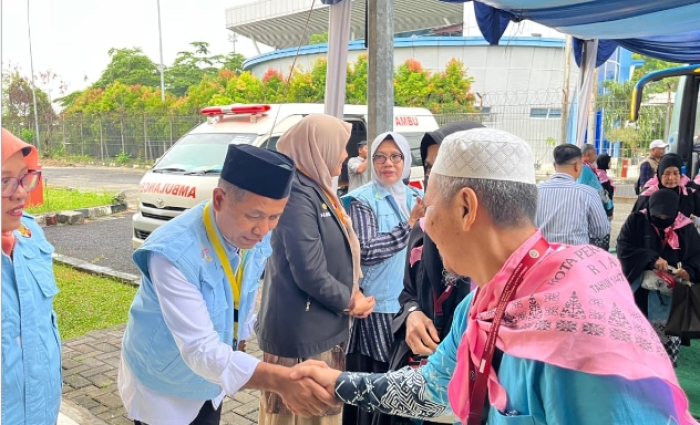 Tim Dinkes Dampingi Jemaah Haji Kloter 18 Batam asal Kota Pekanbaru
