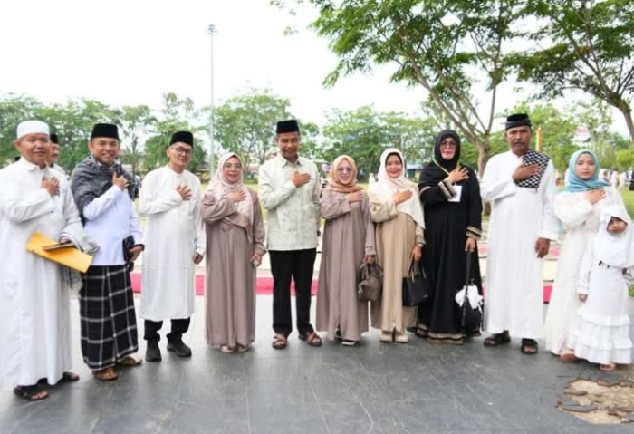 Bupati dan Wakil Bupati Kampar Laksanakan Sholat Idul Adha 1446 H di Lapangan Pelajar Bangkinang
