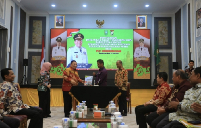 Gubernur Riau Didampingi Kaban Bapenda Serahkan Data Tunggakan PKB Kota Pekanbaru Tahun 2025 kepada Wali Kota Pekanbaru