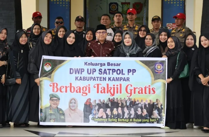 Warga Apresiasi Kegiatan Berbagi Takjil Satpol PP Kampar di Pertengahan Ramadhan