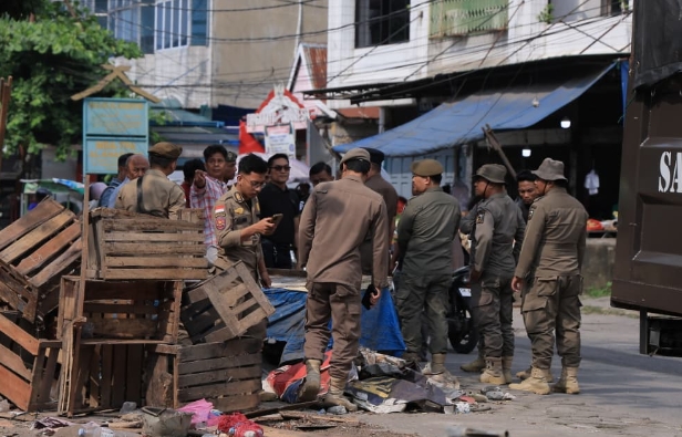 Ratusan Personel Satpol PP Pekanbaru Siap Mendukung Pengamanan di Lokasi Perbaikan Jalan Teratai