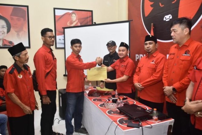 Serahkan SK PAC PDI Perjuangan se Kota Dumai, Simak Pesan Penting Fuad Santoso