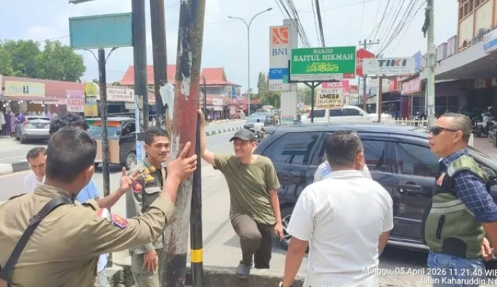 Satpol PP Pekanbaru Bongkar Tiang Fiber Optik Tak Berizin 