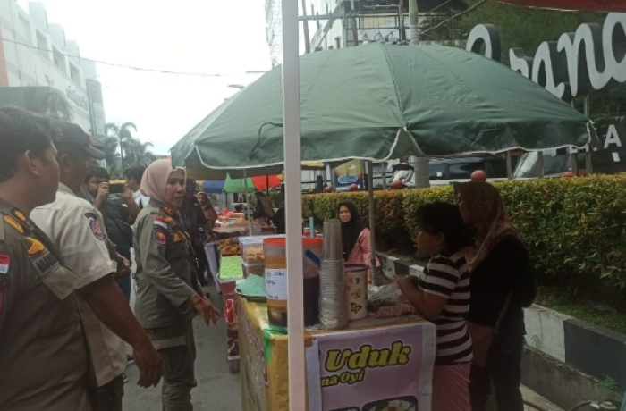 Satpol PP Pekanbaru Tindak Tegas Lapak PKL Takjil Yang Picu Kemacetan