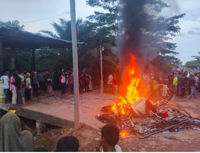 Gawat ! Demo Narkoba di Rohil Berujung Ricuh Massa Bakar Rumah Diduga Bandar Sabu