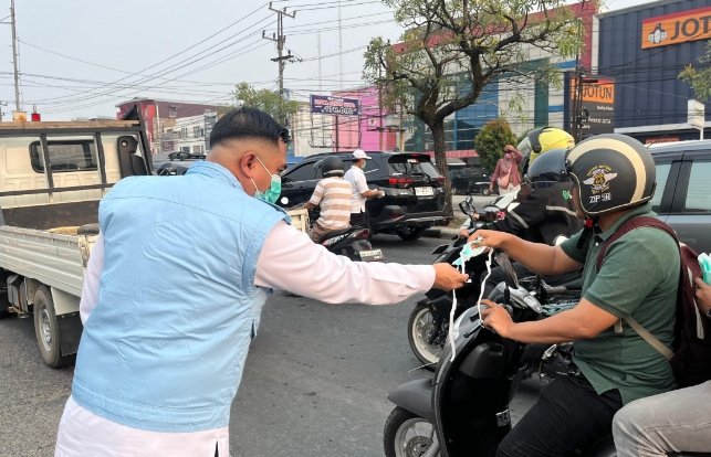 Ribuan Masker Gratis Dibagikan di Simpang Tabek Gadang Pekanbaru