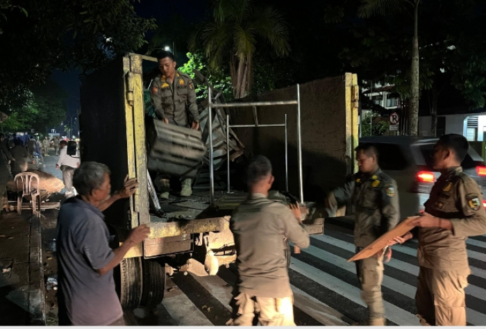 Satpol PP Pekanbaru Gelar Penertiban Lapak dan Gerobak PKL di Sekitar Kampus UNRI Gobah