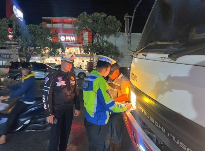 Meskipun Sudah Diatur, Bongkar Muat Truk Besar di Pekanbaru Masih Terjadi di Luar Jam Ketentuan