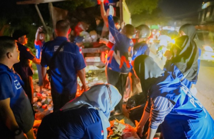 Atasi Tumpukan Sampah, Agung Nugroho Turunkan Kader Partai Demokrat 