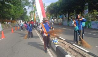 Usai Riau Bhayangkara Run, Polisi dan DLHK Pekanbaru Kembali Bersihkan Jalan