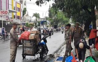 Pedagang Pasar Tumpah di Jalan Ahmad Yani Dilarang Berjualan di atas Jam Delapan Pagi